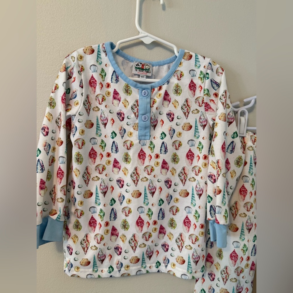 The Trendy Toddler Colorful Seashell Pajamas - Picture 2 of 4